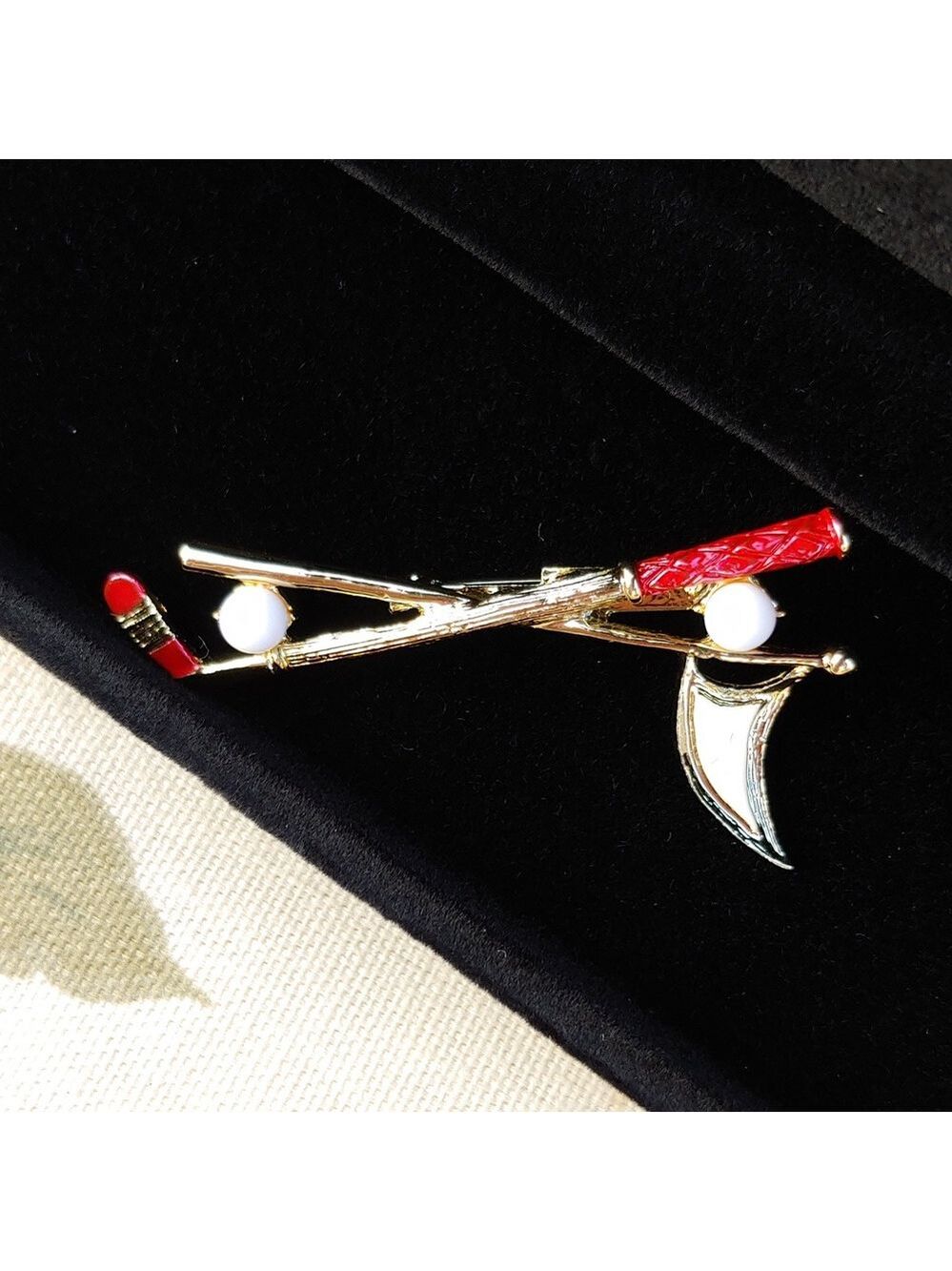 Vintage Gerry's Golf Flagstick and Club Brooch in a Gold Tone